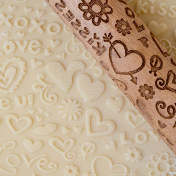 Скалка с узором Любовные надписи с сердечками. Рецепт печенья в подарок.